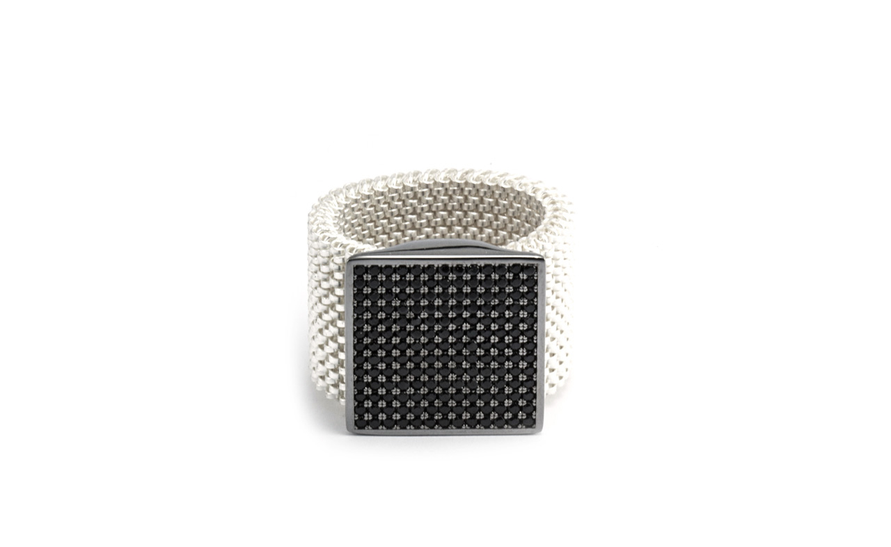 <b>Iconic Edge </b><br>Anello Bold con pavé di zirconi