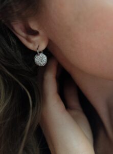 Orecchini pendenti in argento con pavè irregolare di zirconi
