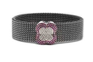 Elastic steel bracelet with decoration in silver and zirconia pavé.