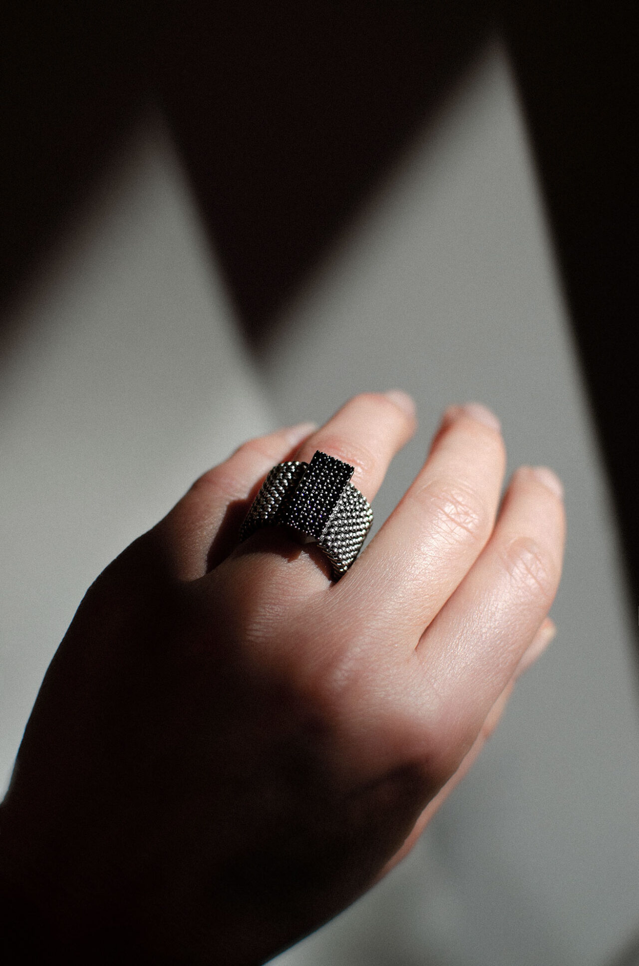 <b>Iconic Edge </b><br>Anello con pavé di zirconi - immagine 3