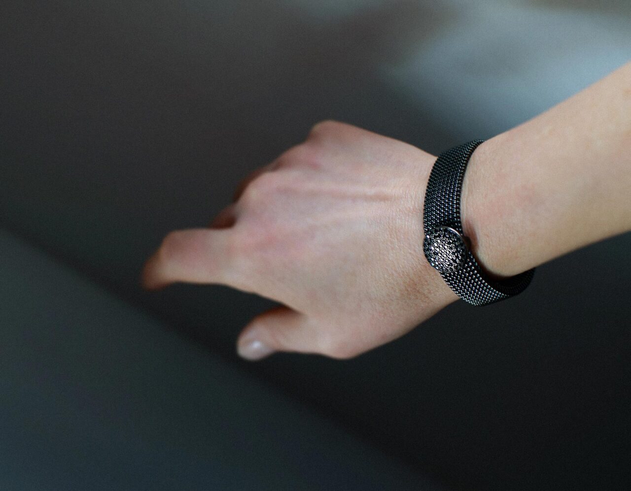 Bracciale acciaio elastico con decorazione in argento e zirconi