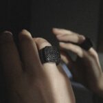 <b>Iconic Edge </b><br>Anello Bold con pavé di zirconi - immagine 2