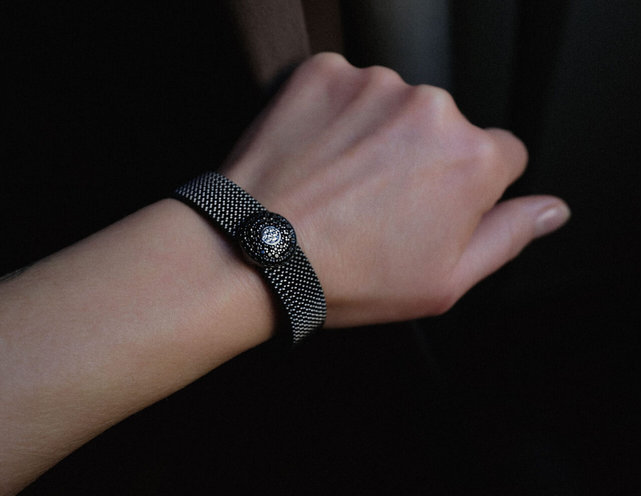 Bracciale acciaio elastico con decorazione in argento e pavé di zirconi