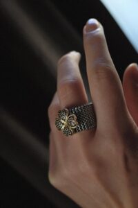 Elastic steel ring with four-leaf clover decoration in silver and brown zirconia