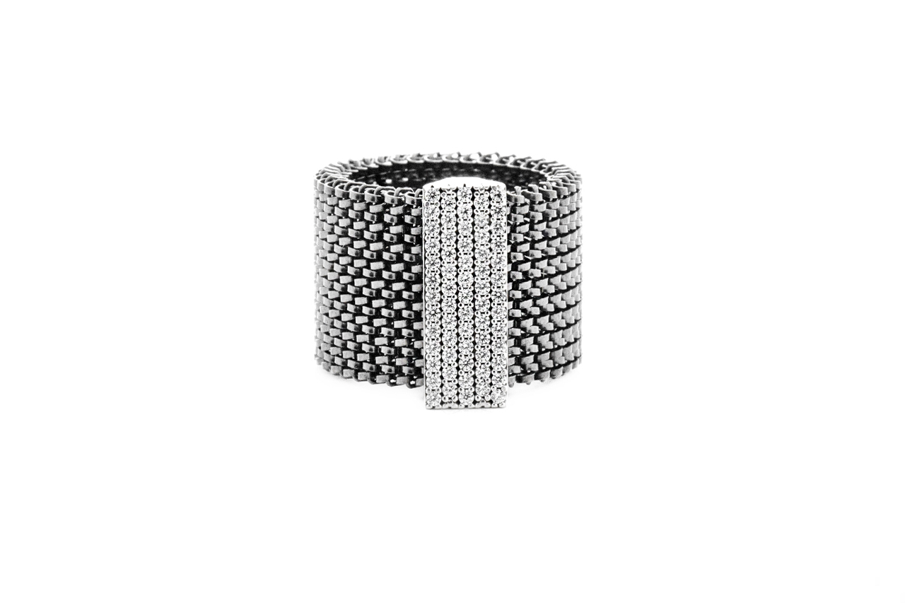 <b>Iconic Edge </b><br>Anello con pavé di zirconi