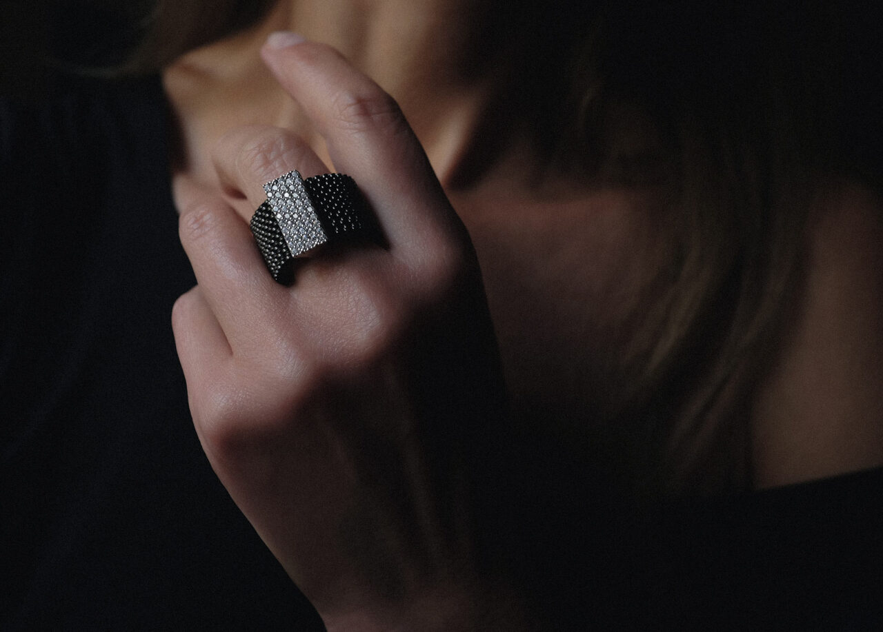 <b>Iconic Edge </b><br>Anello con pavé di zirconi - immagine 3